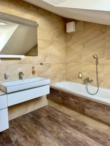 Tri kopy*** - penzión, reštaurácia a pizza