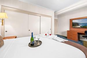 King Suite - Non-Smoking room in Best Western De Anza Inn