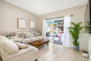 When in Naples! Heated Pool, Villa-Attached to one more Villa, 3miles to the beach