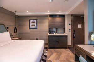 Junior Suite room in DoubleTree by Hilton London – West End