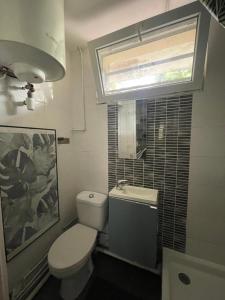 Petit appartement idéal pour deux personnes, offrant une belle vue sur jardin, proche des commodités et à moins de 30 minutes de Paris en transport