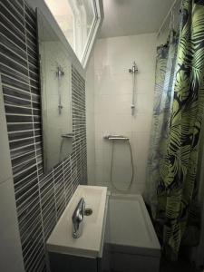 Appartements Petit appartement ideal pour deux personnes, offrant une belle vue sur jardin, proche des commodites et a moins de 30 minutes de Paris en transport : Appartement 1 Chambre
