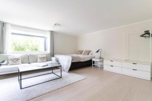 Falsterbo Guesthouse - Modern Comfort with Private Patio