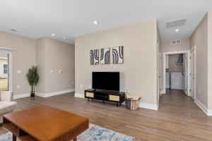 Modern New Build 12BR 12BA w Garage Patio