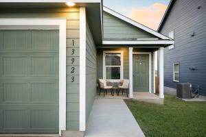 4 BR 2 BA Furnished Boho House