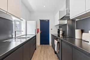 4 Beds 3 Bath (2-ensuites) Free Parking 75Mbps