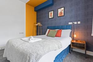 4 Beds 3 Bath (2-ensuites) Free Parking 75Mbps