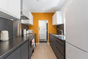 4 Beds 3 Bath (2-ensuites) Free Parking 75Mbps