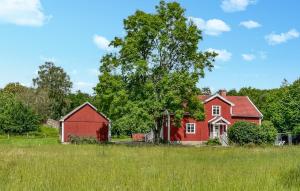Nice Apartment In Mantorp With Kitchen