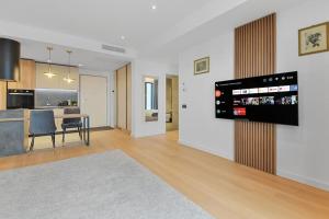 LAX Designer, Oasis city skyline views, Parking