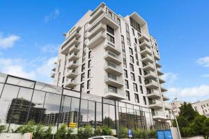 LAX Designer, Oasis city skyline views, Parking