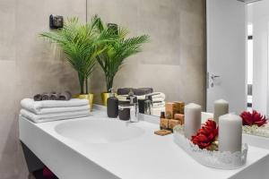 LAX Designer, Oasis city skyline views, Parking