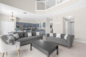 Large Spacious Home w Private Pool & Hot Tub