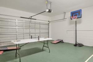 Large Spacious Home w Private Pool & Hot Tub