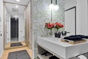 LAX Exquisite 1BR,1BATH -City Skyline Views