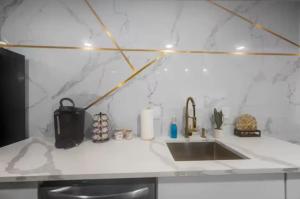 Spacious 1BR Galleria Apt with Pool & Free Park