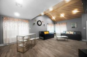 Spacious 1BR Galleria Apt with Pool & Free Park