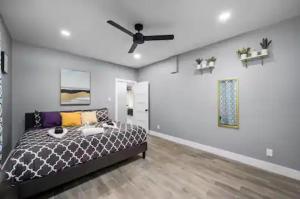 Spacious 1BR Galleria Apt with Pool & Free Park