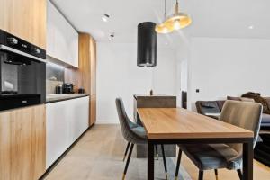 Luxurious Vibe In the Business Center, City Views