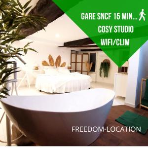 Studio équipé avec Lit rond / baignoire ilot / Table massage Aux Arcs - 3hvězdičkové hotely ve městě Les Arcs sur Argens