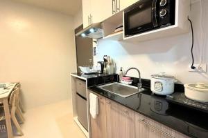 Palawan Room near Airport with Pool and Gym Access