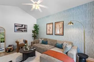 Homey 3bd - BBQ & Backyard - Close to Attractions - Bayleaf