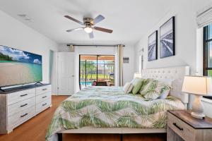 Pelican Paradise! Waterfront, BBQ, Heated Pool, King Bed, Luxury, Family Fun & More