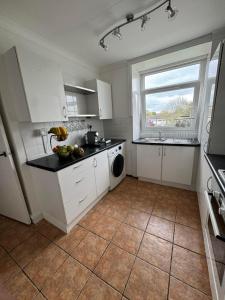 Tranquil Top-Floor Family Haven!