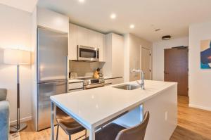 Gorgeous Apt with Pool Views