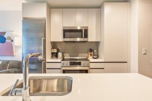 Gorgeous Apt with Pool Views