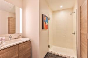 Gorgeous Apt with Pool Views