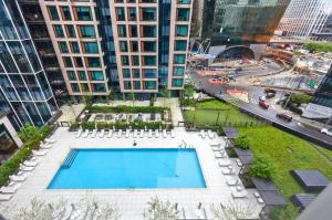 Gorgeous Apt with Pool Views