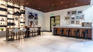 Gorgeous Apt with Pool Views