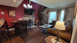 Stairway to Heaven, Breathtaking mtn views Indoor pool & hot tub