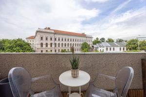 Luxy Central Spacious & Cozy Residence with Balcony