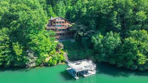 Seven-Bedroom Holiday Home room in Eagles Landing by Escape to Blue Ridge