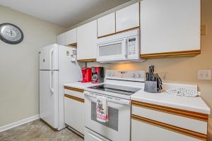 Pool Access and 2 Mi to Ocean Myrtle Beach Condo!