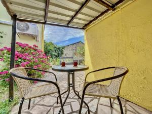 Maisons de vacances Maison avec jacuzzi et terrasse : photos des chambres