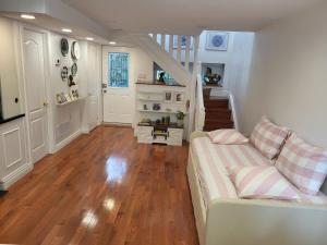 Downtown Toronto House Central 2BED 2BATH Subway Free Parking