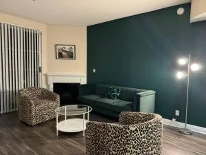 Travel Haven at Miracle Mile- 110 - Parklabrea