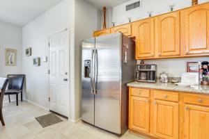 Patio and Fire Pit Peoria Getaway Near Golfing!