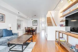 Peaceful & spacious family home near Carytown fully fenced - Spring Grove