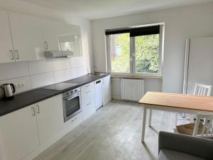City Apartment with WIFI, Kitchen and 4K TV