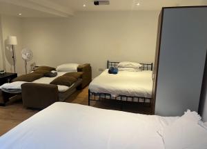 Large studio flat Uxbridge Road