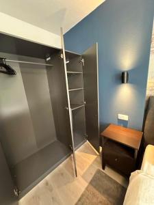 City Apartment with WIFI, Kitchen and 4K TV