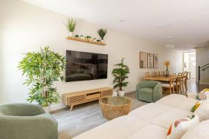 4 Bedroom 3 Full Bath Boho Oasis Saltwater Pool Near Downtown, North of Hyde Park Sleeps 12 Pets OK