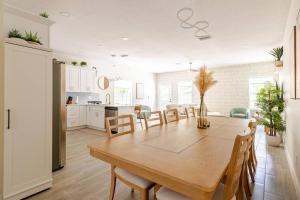 4 Bedroom 3 Full Bath Boho Oasis Saltwater Pool Near Downtown, North of Hyde Park Sleeps 12 Pets OK