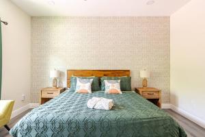 4 Bedroom 3 Full Bath Boho Oasis Saltwater Pool Near Downtown, North of Hyde Park Sleeps 12 Pets OK