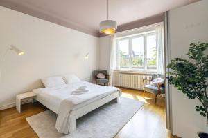 Elegant 1BR Retreat with Patio Near Kirchberg