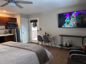 YoBee! Park Reservation Included! Heart of Yosemite - Homey Studios and Breakfast